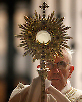 Papa Francesco solleva l'ostensorio al termine della processione del Corpus Domini dalla Basilica di San Giovanni in Laterano alla Basilica di Santa Maria Maggiore, a Roma, 30 maggio 2013. Pope Francis holds a monstrance containing a Holy Host at the end of the Corpus Domini procession from St. John Lateran Basilica to St. Mary Major Basilica, in Rome, 30 May 2013. UPDATE IMAGES PRESS/Riccardo De Luca STRICTLY ONLY FOR EDITORIAL USE